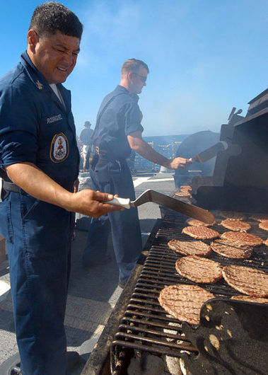 428px-US_Navy_040920-N-3019M-006_Boatswain's_Mate_1st_Class_Jesse_Rodriguez_cooks_hamburgers,_hot_dogs_and_chicken_for_family_members