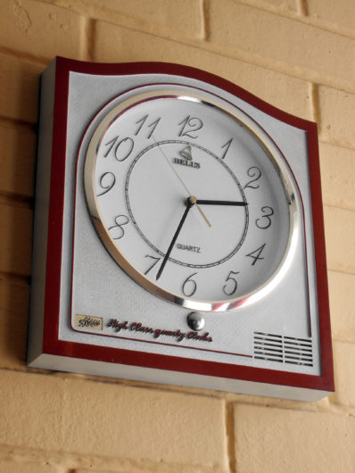 Reloj mural a batería.